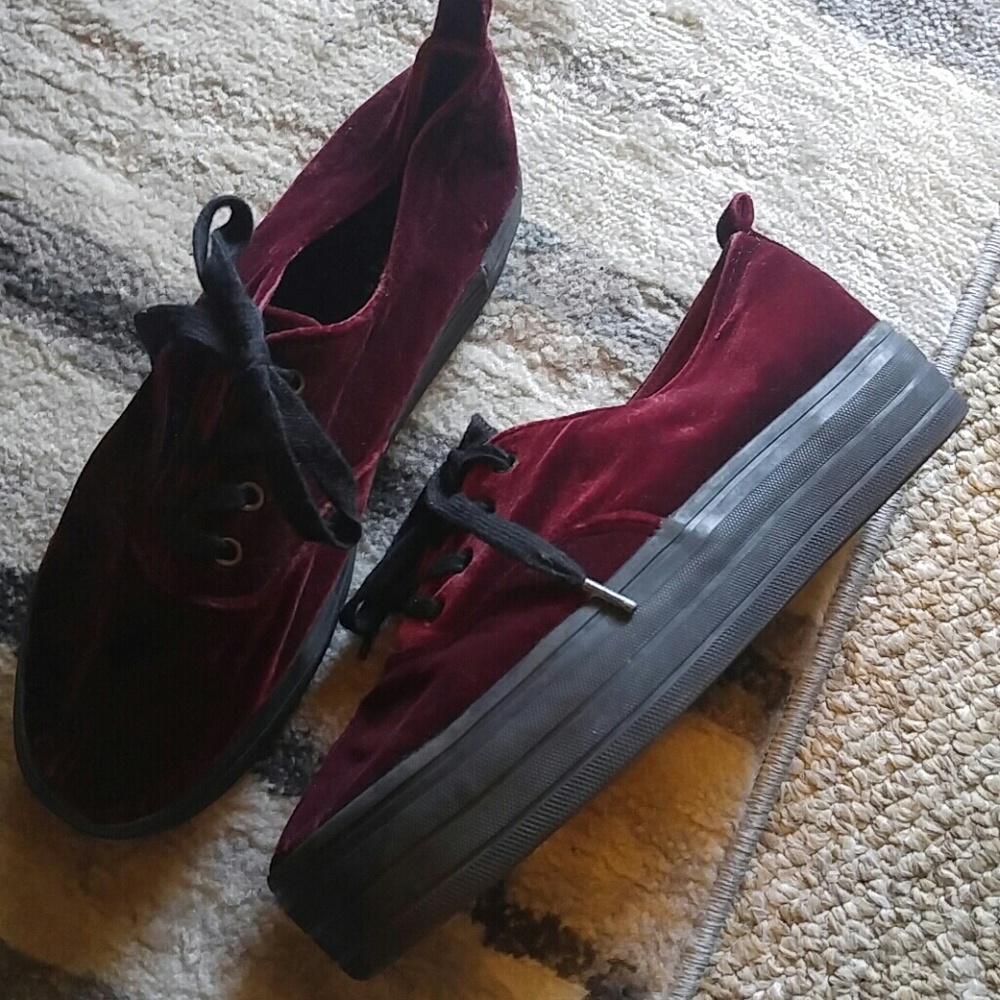 LAST CHANCE 🎉 Maroon Velvet Platform Shoes